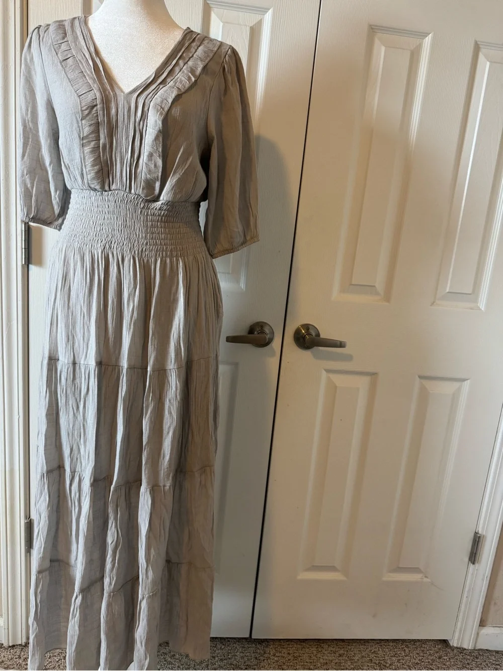 J.Gee Boho Tiered Maxi Dress Size S Light Gray Smocked Waist Puff Sleeve - Picture 2 of 9